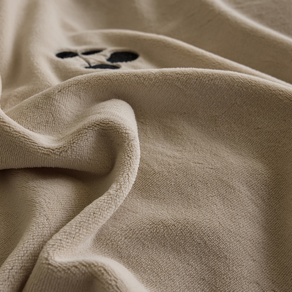 91家纺网 家纺一手货源 找家纺 （总）禧禾 2025新款250G消光速暖绒断角边刺绣四件套-樱芙厘