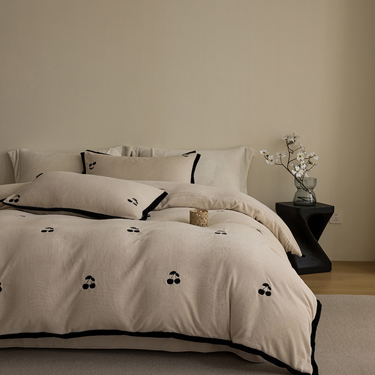 91家纺网 家纺一手货源 找家纺 （总）禧禾 2025新款250G消光速暖绒断角边刺绣四件套-樱芙厘