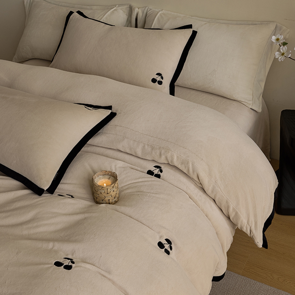 91家纺网 家纺一手货源 找家纺 （总）禧禾 2025新款250G消光速暖绒断角边刺绣四件套-樱芙厘