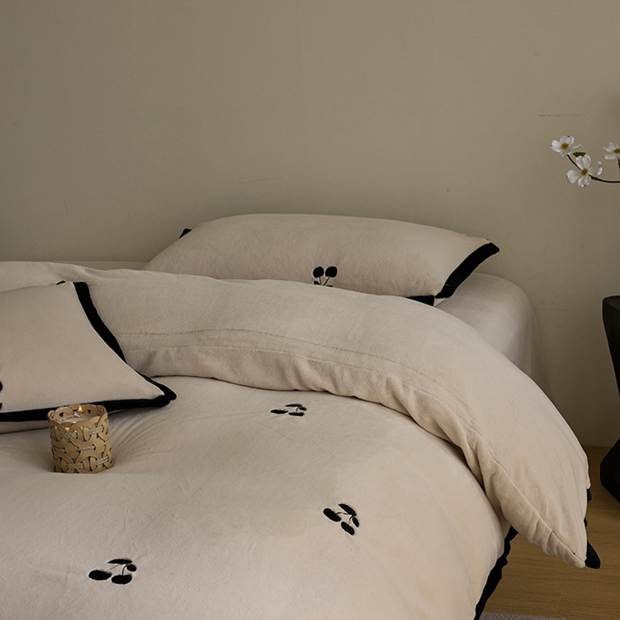 91家纺网 家纺一手货源 找家纺 禧禾 2025新款250G消光速暖绒断角边刺绣四件套-樱芙厘 樱芙厘-奶白