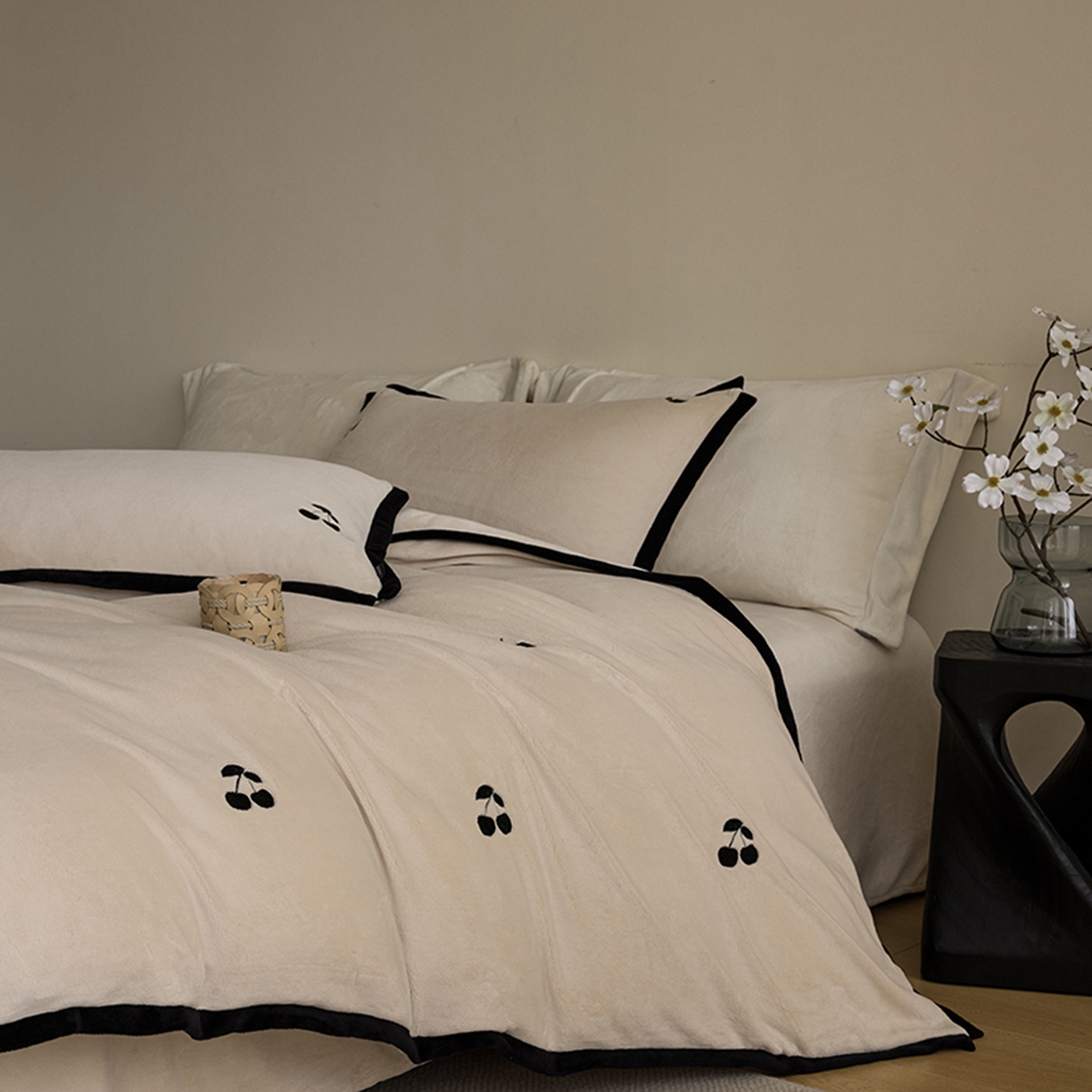 91家纺网 家纺一手货源 找家纺 禧禾 2025新款250G消光速暖绒断角边刺绣四件套-樱芙厘 樱芙厘-奶白