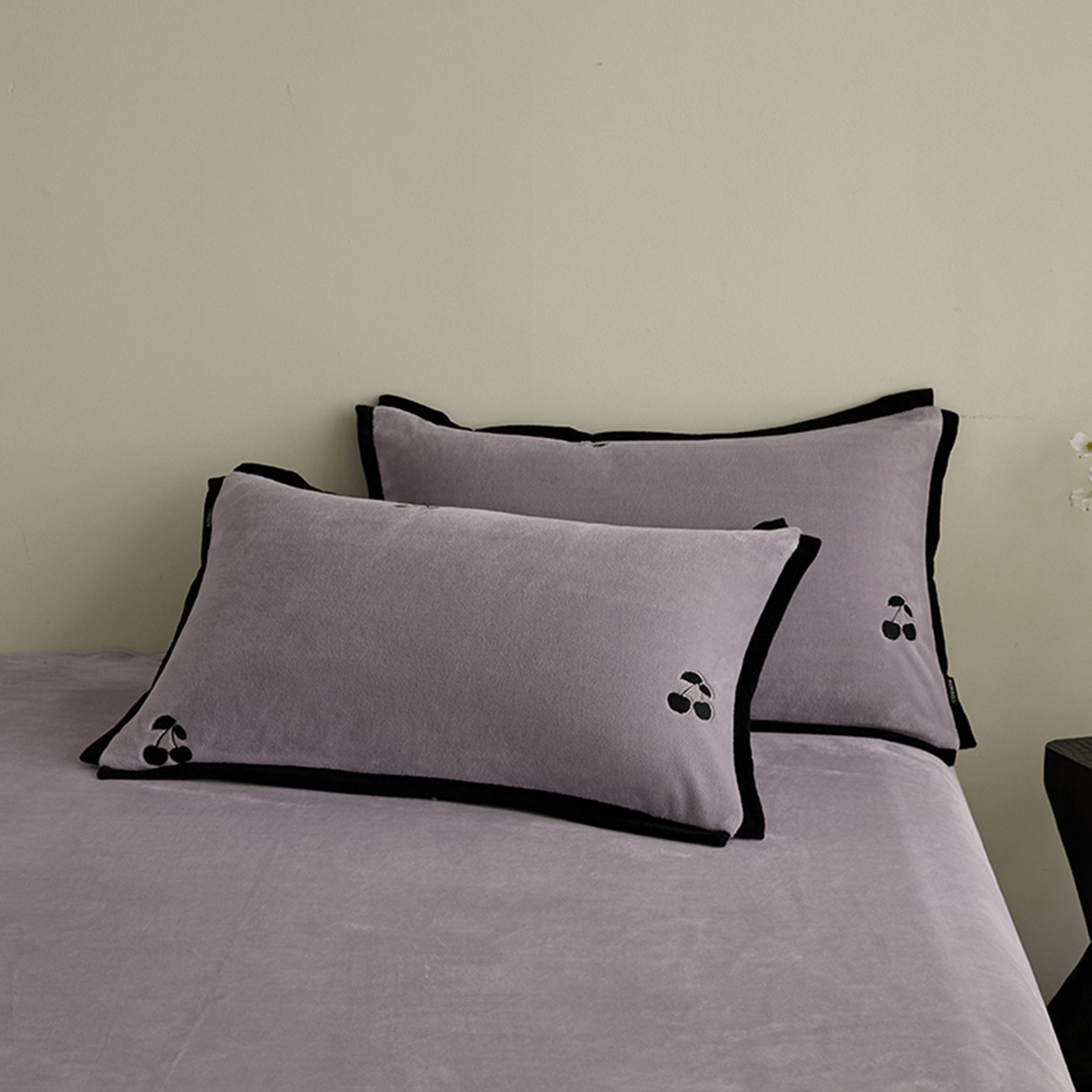 91家纺网 家纺一手货源 找家纺 禧禾 2025新款250G消光速暖绒断角边刺绣四件套-樱芙厘 樱芙厘-郁紫