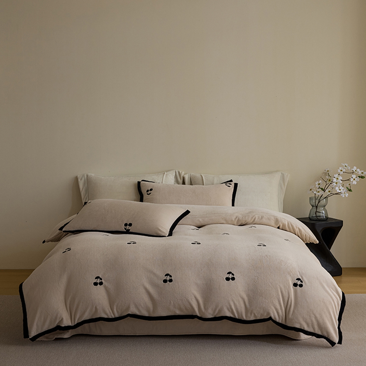 禧禾 2025新款250G消光速暖绒断角边刺绣四件套-樱芙厘 樱芙厘-奶白