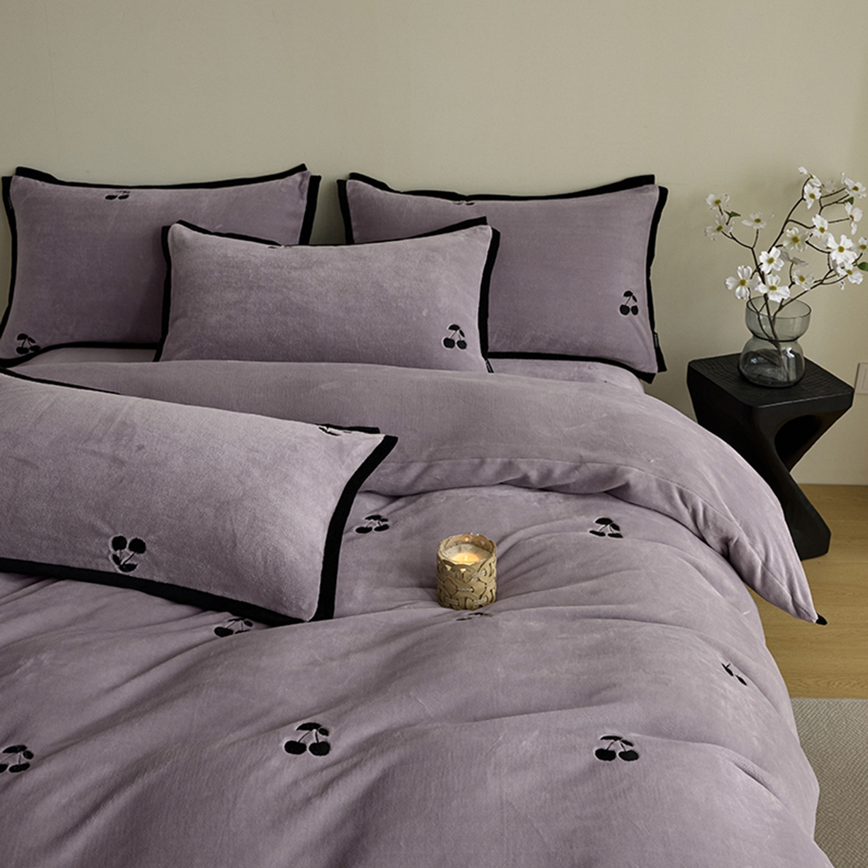 91家纺网 家纺一手货源 找家纺 禧禾 2025新款250G消光速暖绒断角边刺绣四件套-樱芙厘 樱芙厘-郁紫