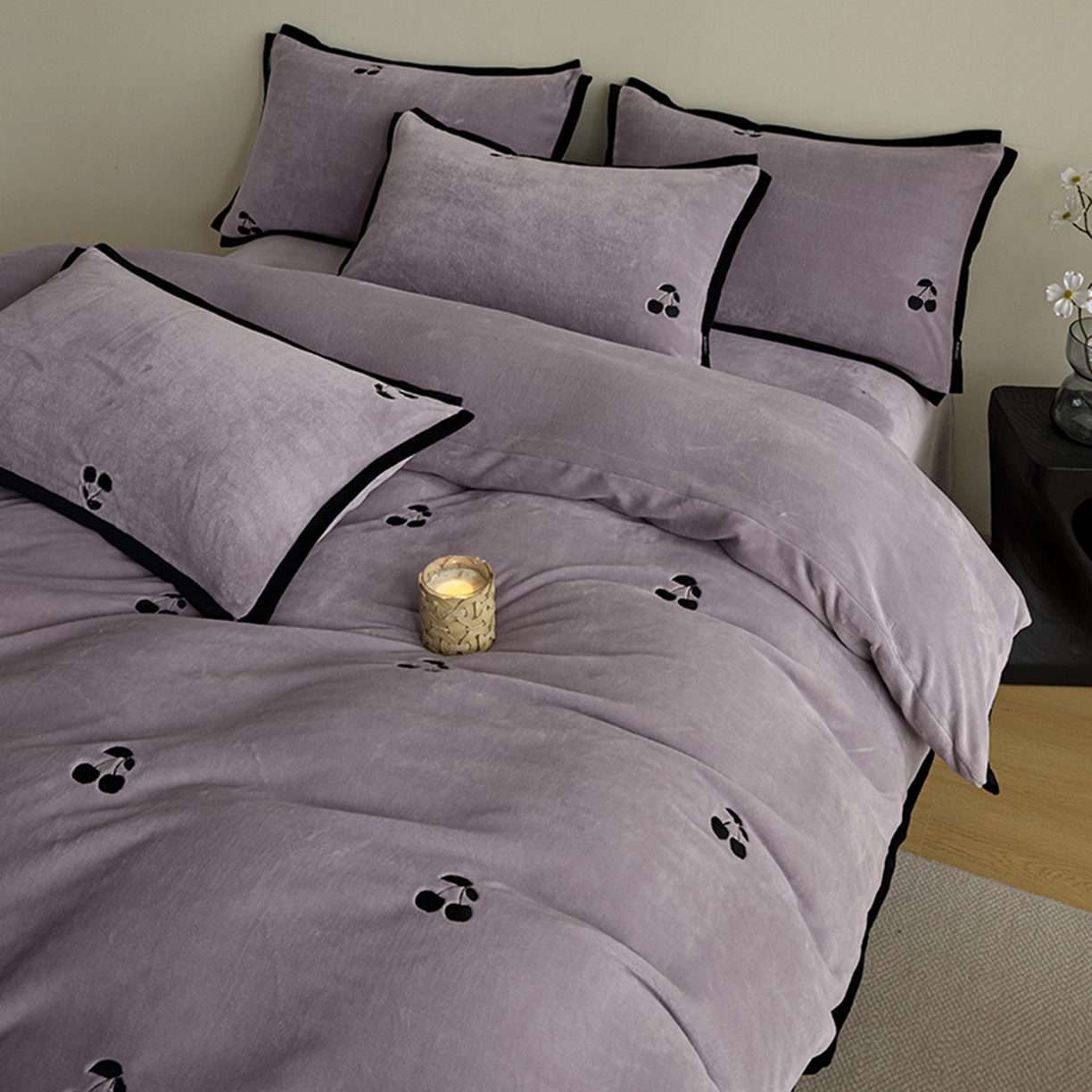 91家纺网 家纺一手货源 找家纺 禧禾 2025新款250G消光速暖绒断角边刺绣四件套-樱芙厘 樱芙厘-郁紫