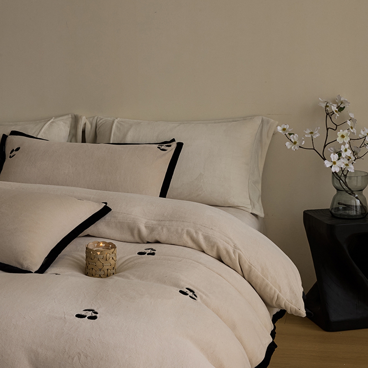 91家纺网 家纺一手货源 找家纺 禧禾 2025新款250G消光速暖绒断角边刺绣四件套-樱芙厘 樱芙厘-奶白