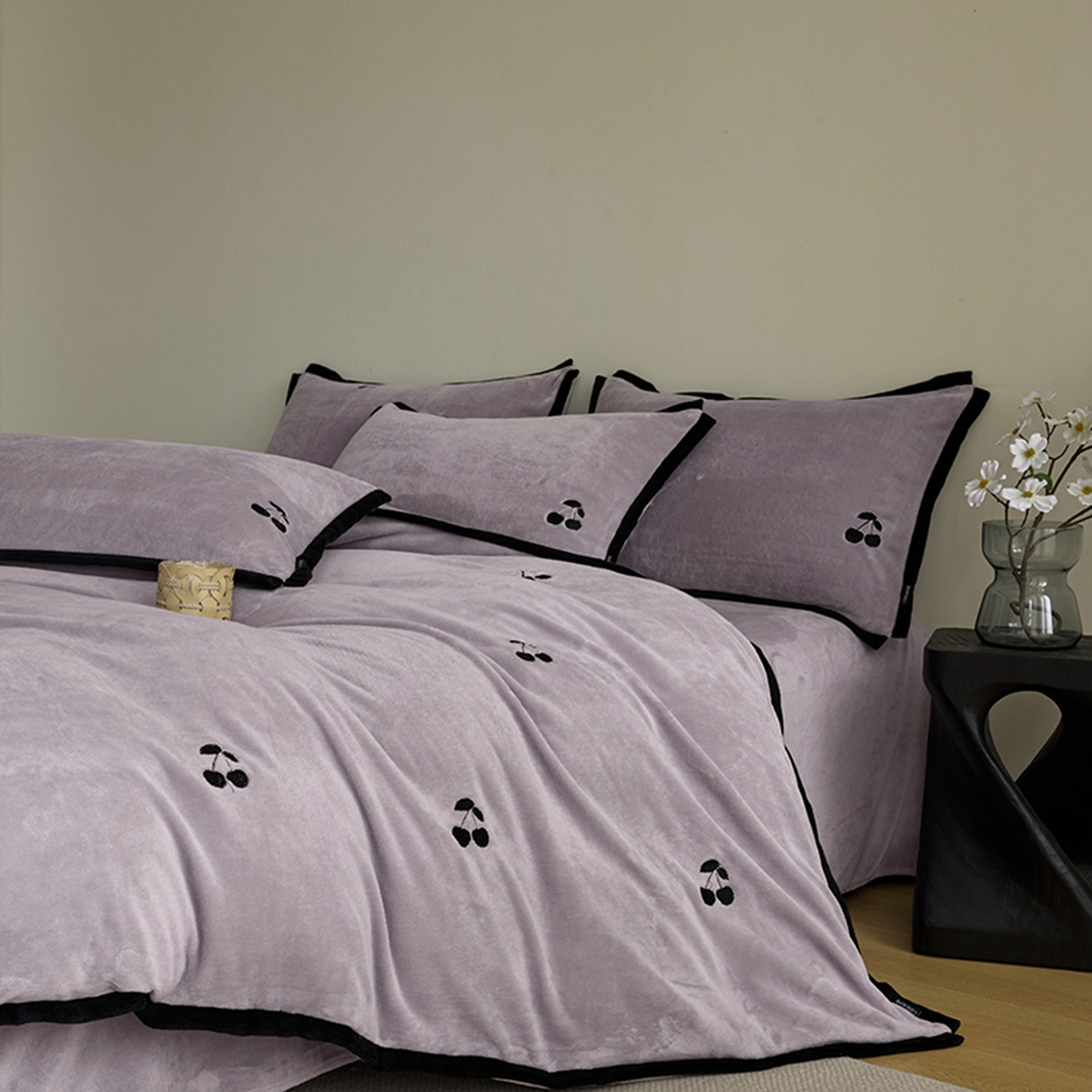 91家纺网 家纺一手货源 找家纺 禧禾 2025新款250G消光速暖绒断角边刺绣四件套-樱芙厘 樱芙厘-郁紫