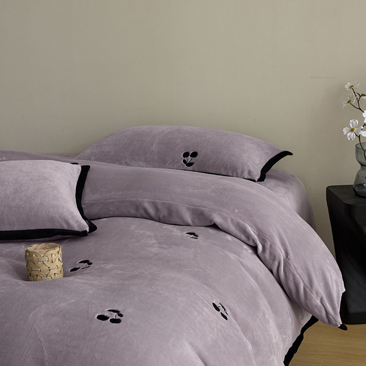 91家纺网 家纺一手货源 找家纺 禧禾 2025新款250G消光速暖绒断角边刺绣四件套-樱芙厘 樱芙厘-郁紫