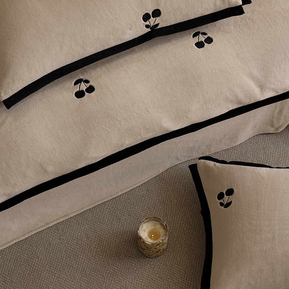 91家纺网 家纺一手货源 找家纺 禧禾 2025新款250G消光速暖绒断角边刺绣四件套-樱芙厘 樱芙厘-奶白