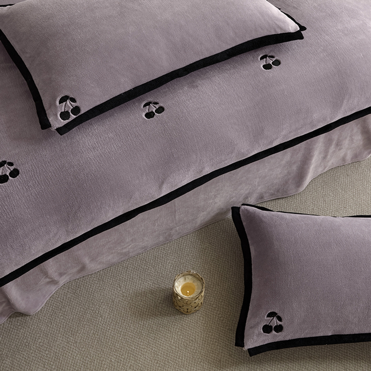 91家纺网 家纺一手货源 找家纺 禧禾 2025新款250G消光速暖绒断角边刺绣四件套-樱芙厘 樱芙厘-郁紫