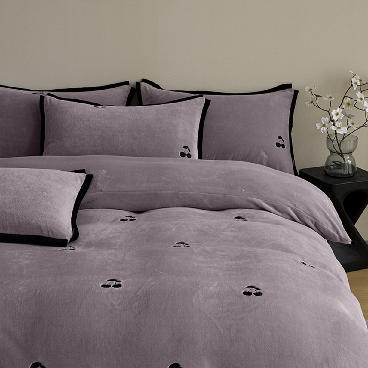 91家纺网 家纺一手货源 找家纺 禧禾 2025新款250G消光速暖绒断角边刺绣四件套-樱芙厘 樱芙厘-郁紫