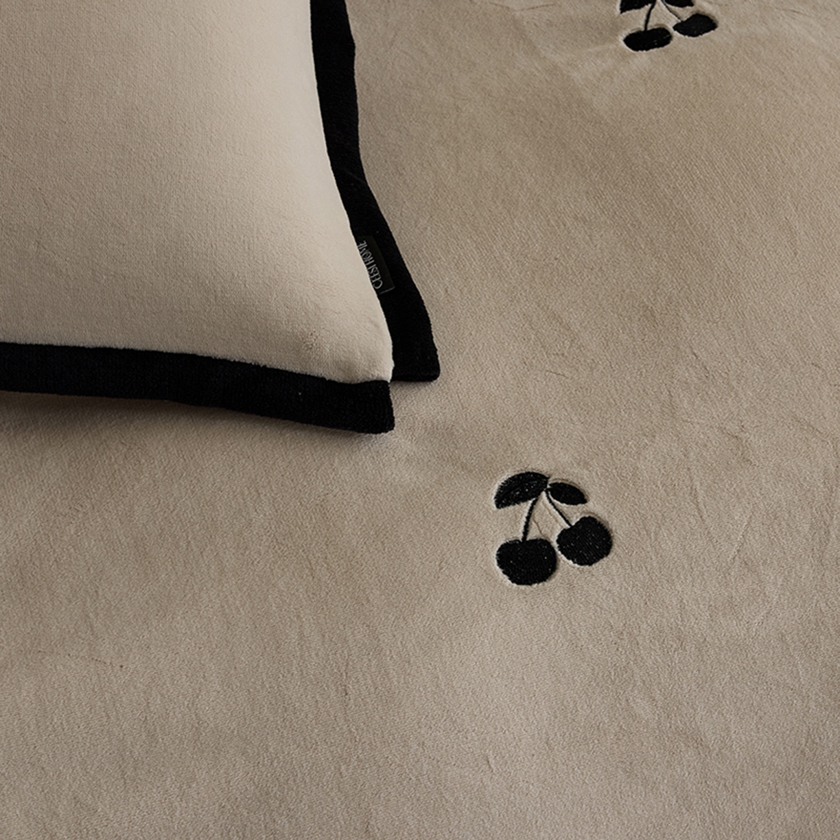 91家纺网 家纺一手货源 找家纺 禧禾 2025新款250G消光速暖绒断角边刺绣四件套-樱芙厘 樱芙厘-奶白