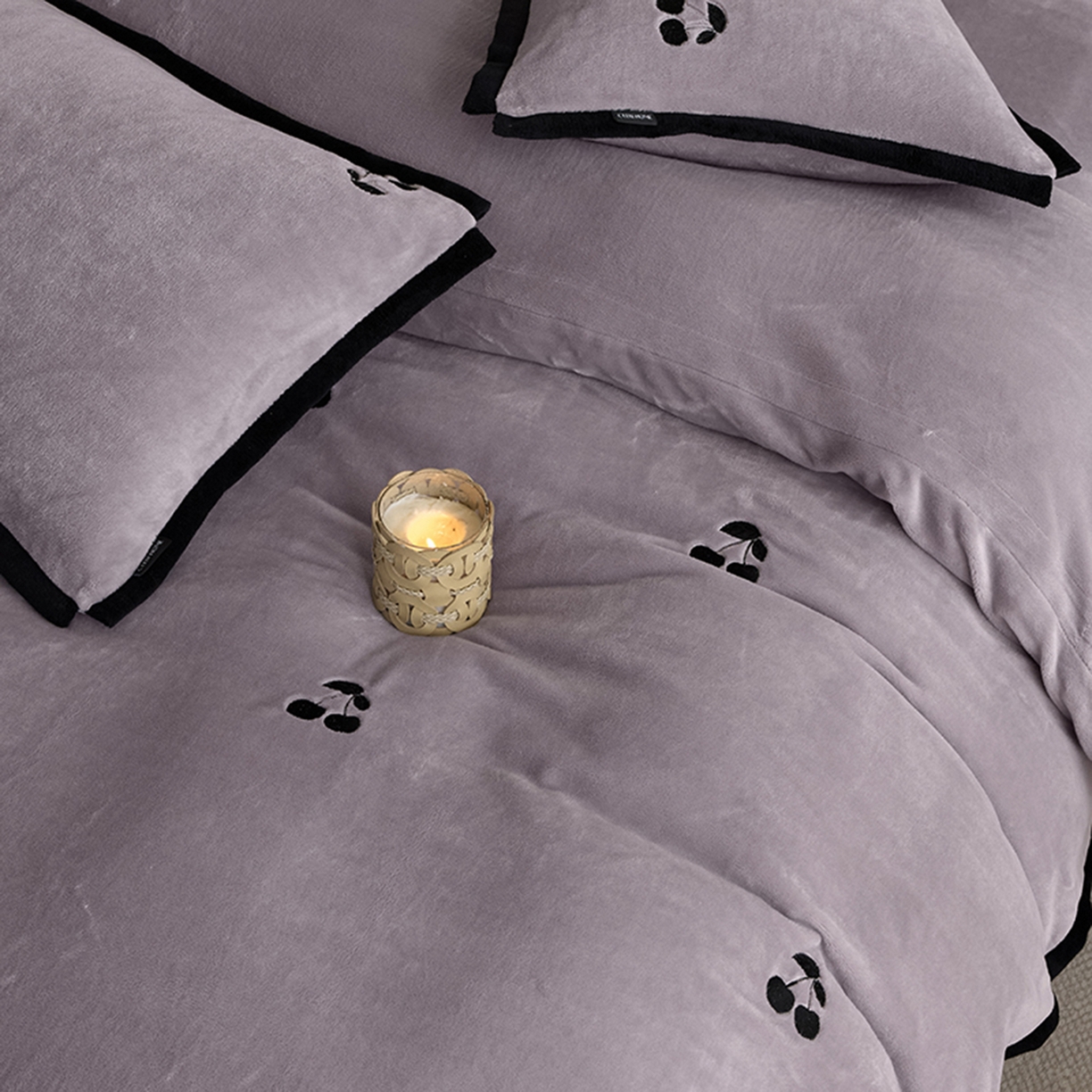 91家纺网 家纺一手货源 找家纺 禧禾 2025新款250G消光速暖绒断角边刺绣四件套-樱芙厘 樱芙厘-郁紫