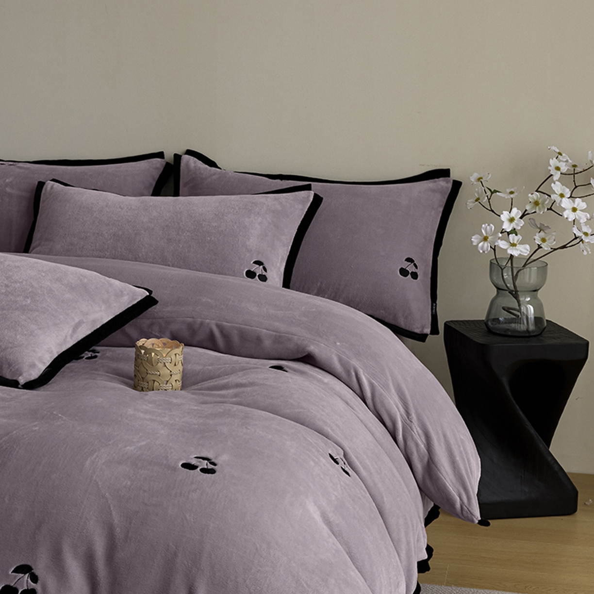 91家纺网 家纺一手货源 找家纺 禧禾 2025新款250G消光速暖绒断角边刺绣四件套-樱芙厘 樱芙厘-郁紫