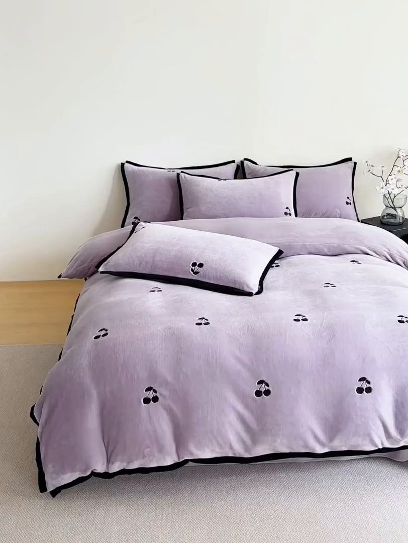 91家纺网 家纺一手货源 找家纺 禧禾 2025新款250G消光速暖绒断角边刺绣四件套-樱芙厘 樱芙厘-郁紫