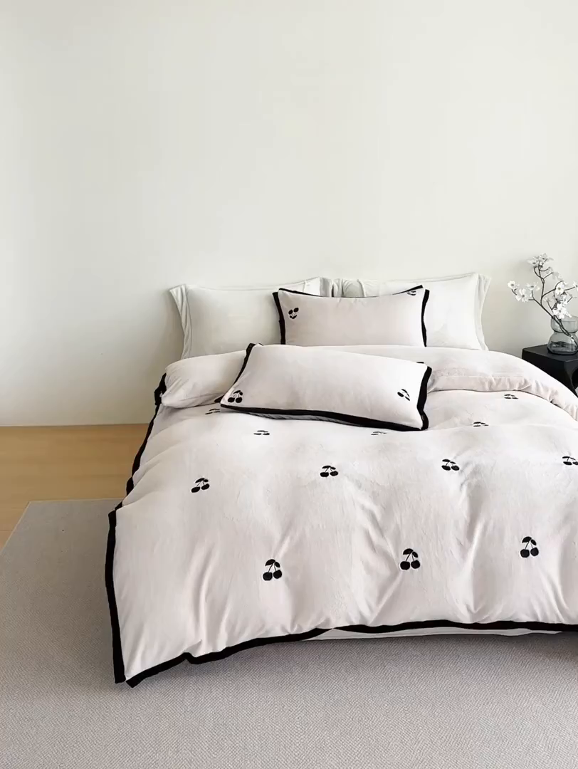 91家纺网 家纺一手货源 找家纺 禧禾 2025新款250G消光速暖绒断角边刺绣四件套-樱芙厘 樱芙厘-奶白