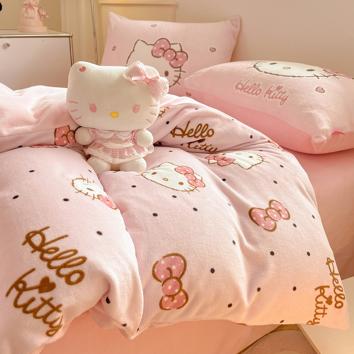 91家纺网 家纺一手货源 找家纺 金爱家 2025新品正版三丽鸥授权Kitty数码大版枕套混搭卡通加厚高克重牛奶绒系列四件 绒三丽鸥-混搭蝴蝶结KT