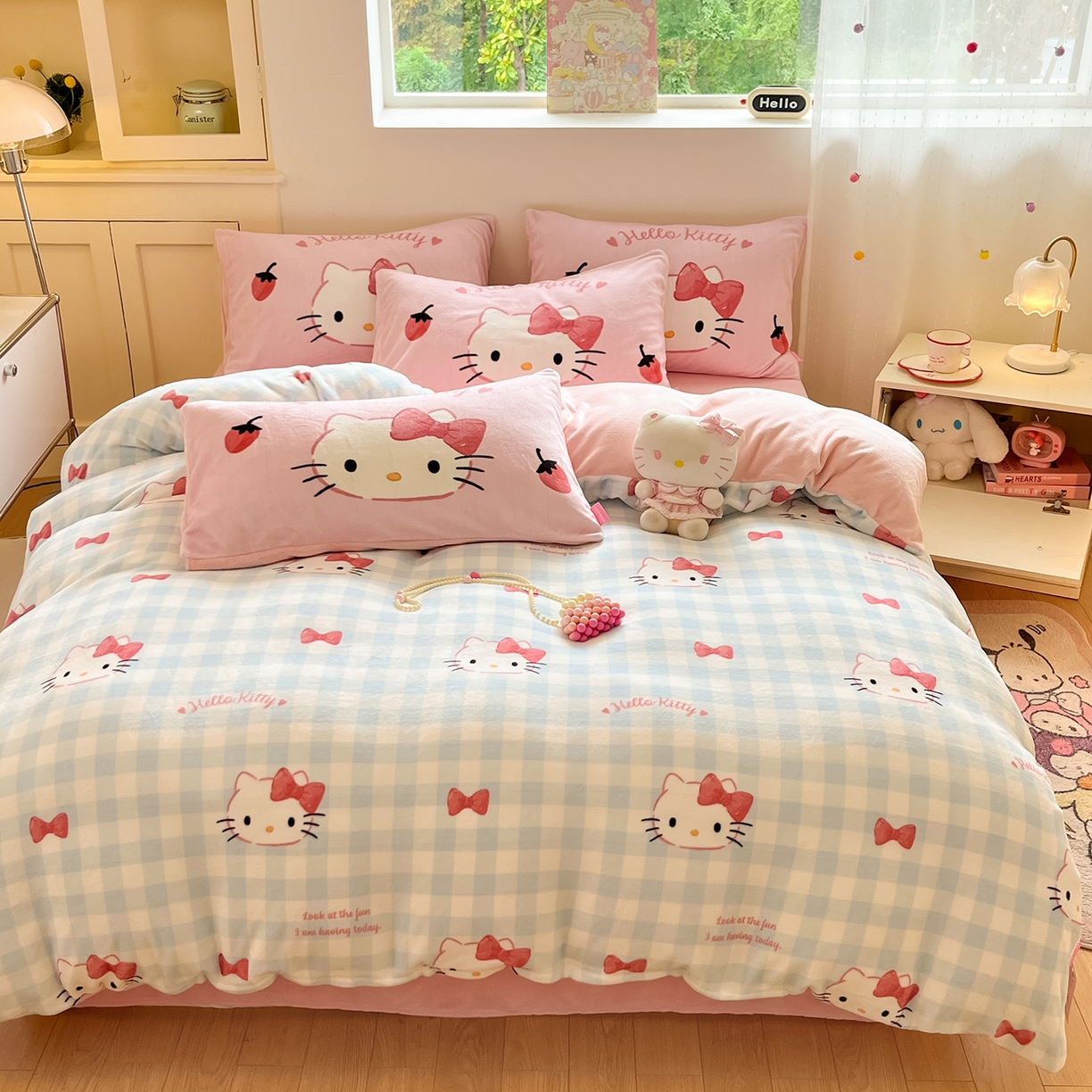 91家纺网 家纺一手货源 找家纺 金爱家 2025新品正版三丽鸥授权Kitty数码大版枕套混搭卡通加厚高克重牛奶绒系列四件 绒三丽鸥-混搭蝴蝶结KT