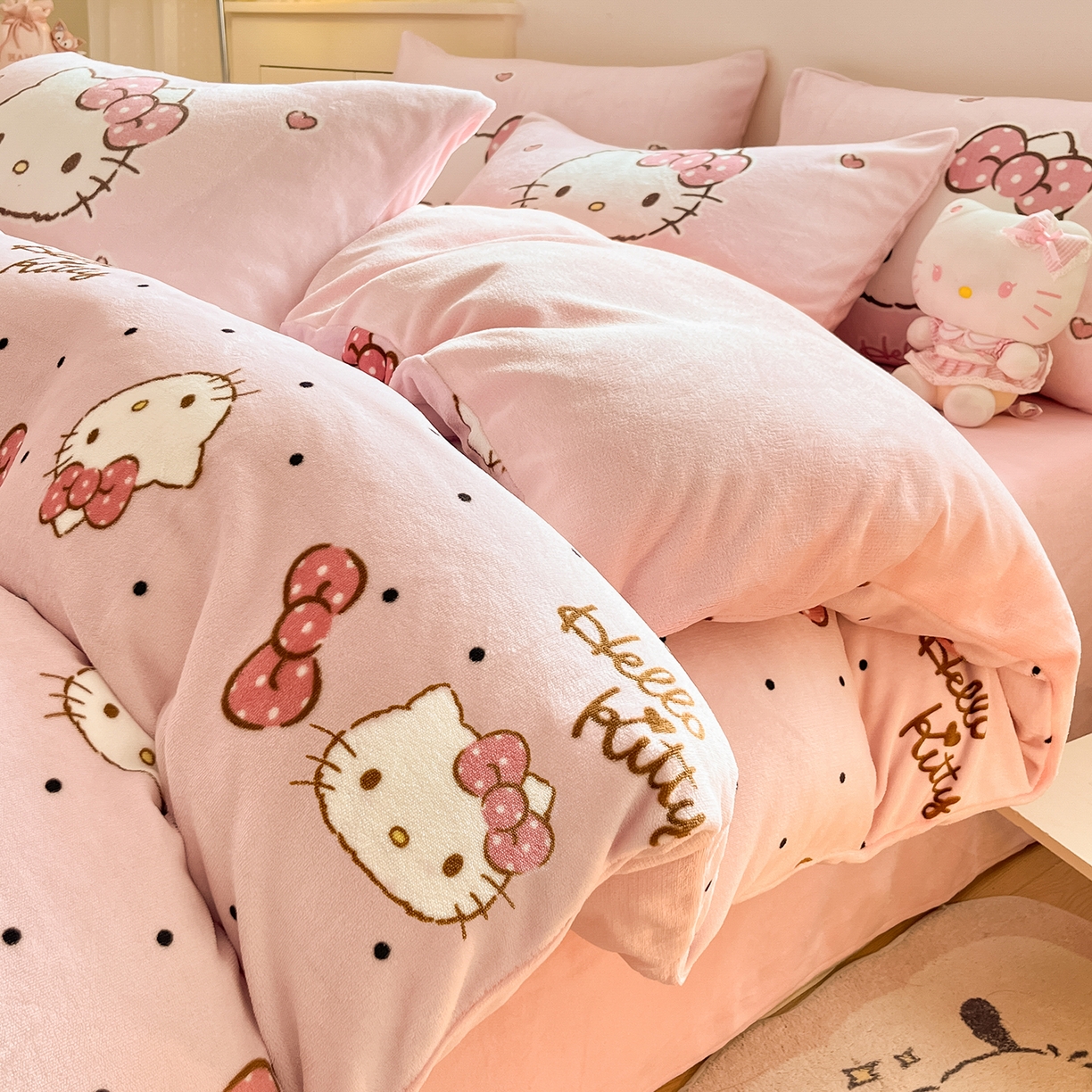 91家纺网 家纺一手货源 找家纺 金爱家 2025新品正版三丽鸥授权Kitty数码大版枕套混搭卡通加厚高克重牛奶绒系列四件 绒三丽鸥-混搭蝴蝶结KT