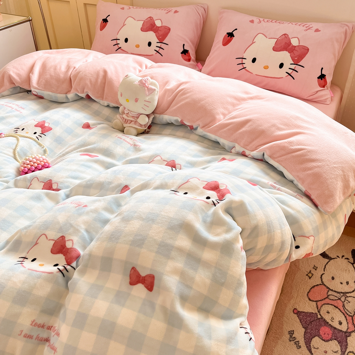 91家纺网 家纺一手货源 找家纺 金爱家 2025新品正版三丽鸥授权Kitty数码大版枕套混搭卡通加厚高克重牛奶绒系列四件 绒三丽鸥-混搭蓝粉KT
