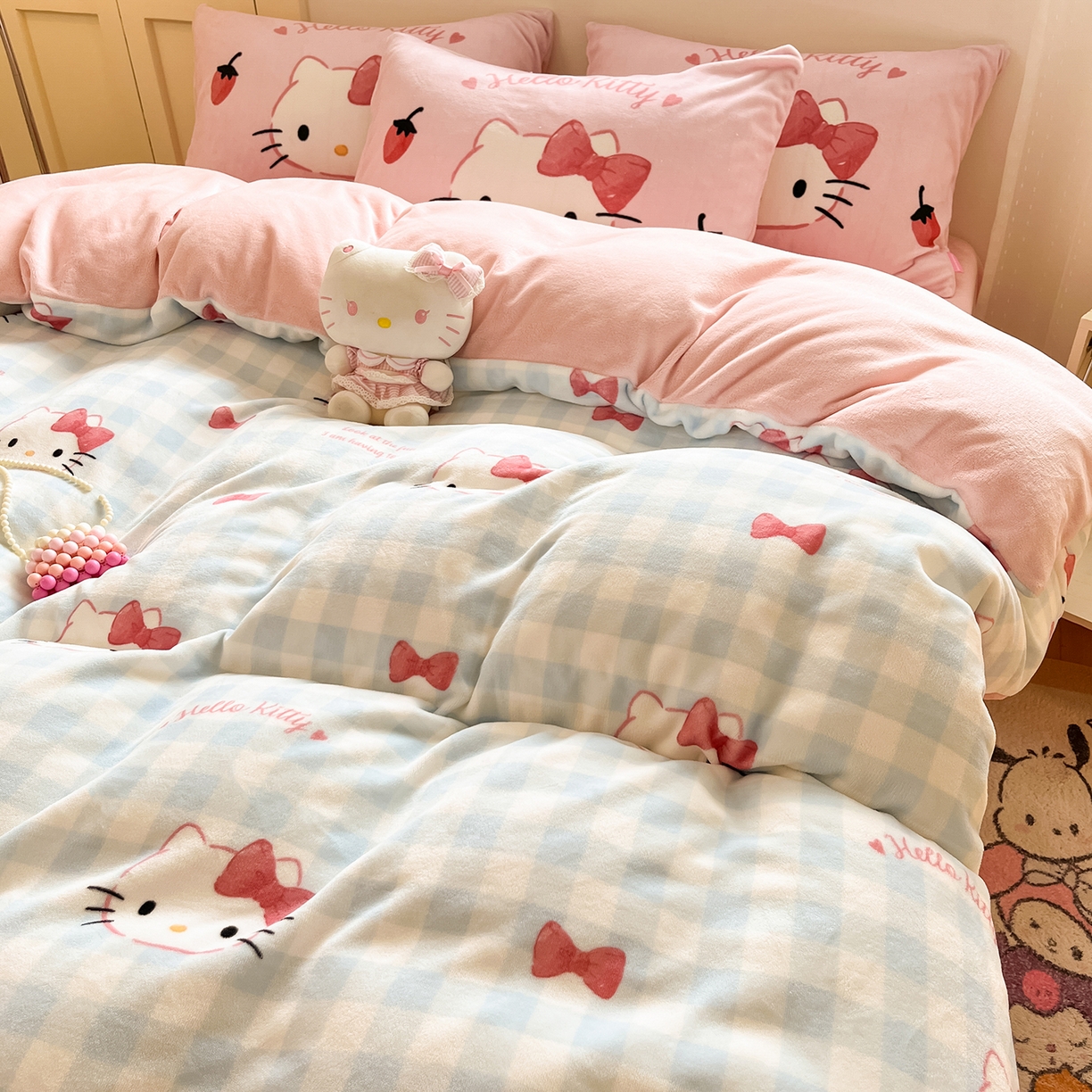 91家纺网 家纺一手货源 找家纺 金爱家 2025新品正版三丽鸥授权Kitty数码大版枕套混搭卡通加厚高克重牛奶绒系列四件 绒三丽鸥-混搭蓝粉KT