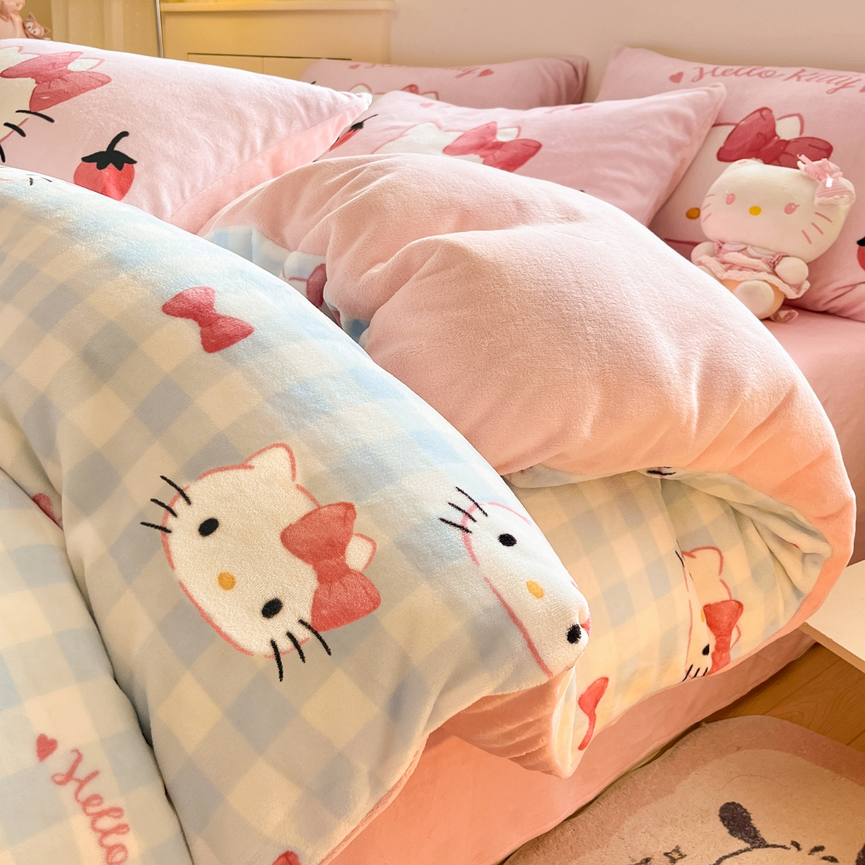 91家纺网 家纺一手货源 找家纺 金爱家 2025新品正版三丽鸥授权Kitty数码大版枕套混搭卡通加厚高克重牛奶绒系列四件 绒三丽鸥-混搭蓝粉KT