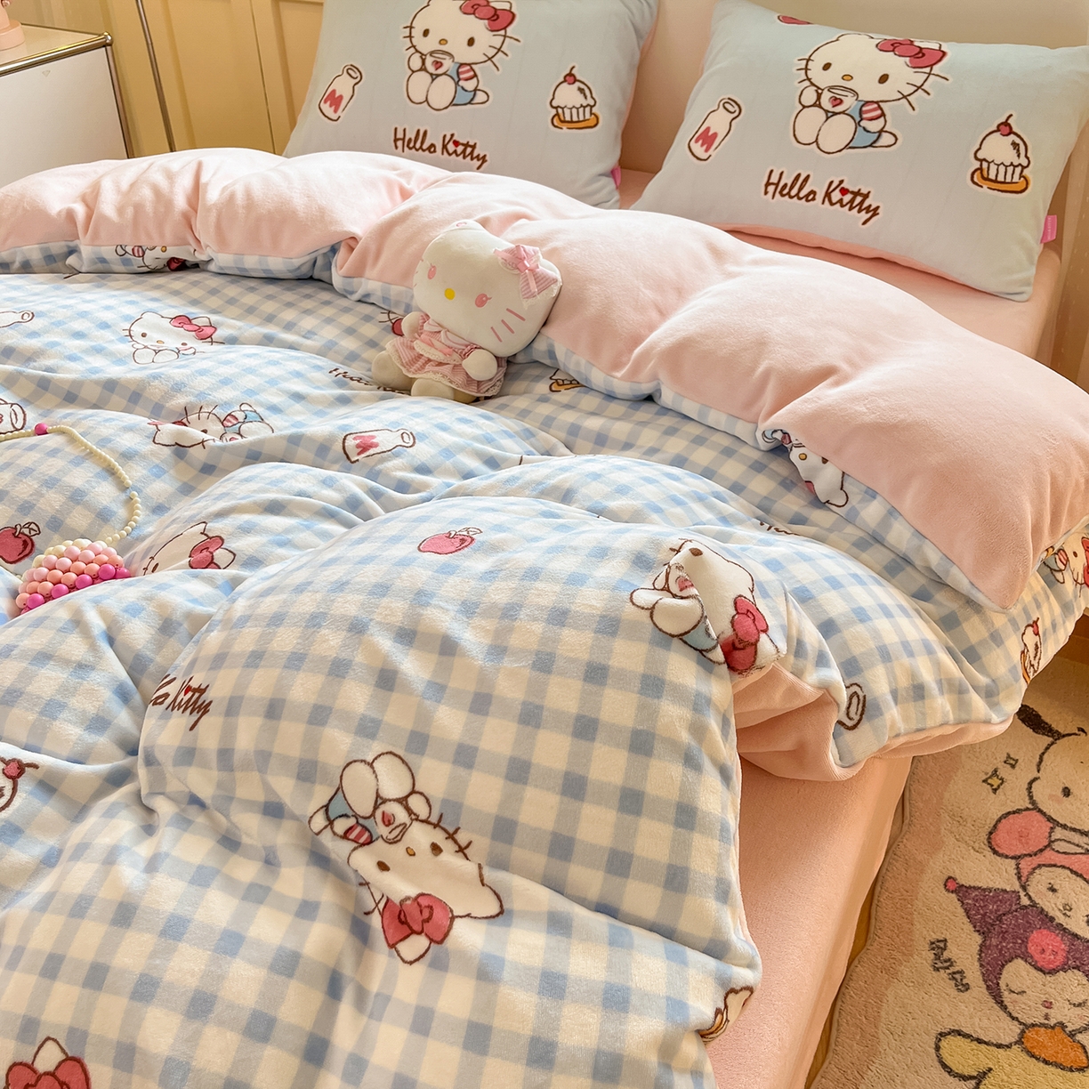 91家纺网 家纺一手货源 找家纺 金爱家 2025新品正版三丽鸥授权Kitty数码大版枕套混搭卡通加厚高克重牛奶绒系列四件 绒三丽鸥-混搭蓝甜心KT