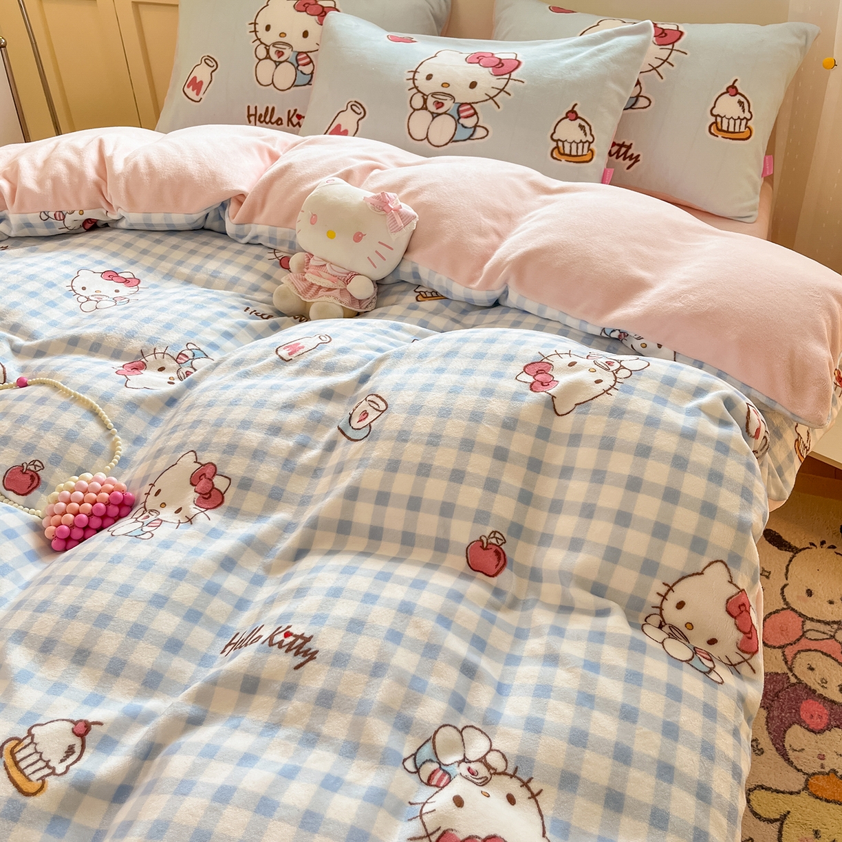 91家纺网 家纺一手货源 找家纺 金爱家 2025新品正版三丽鸥授权Kitty数码大版枕套混搭卡通加厚高克重牛奶绒系列四件 绒三丽鸥-混搭蓝甜心KT