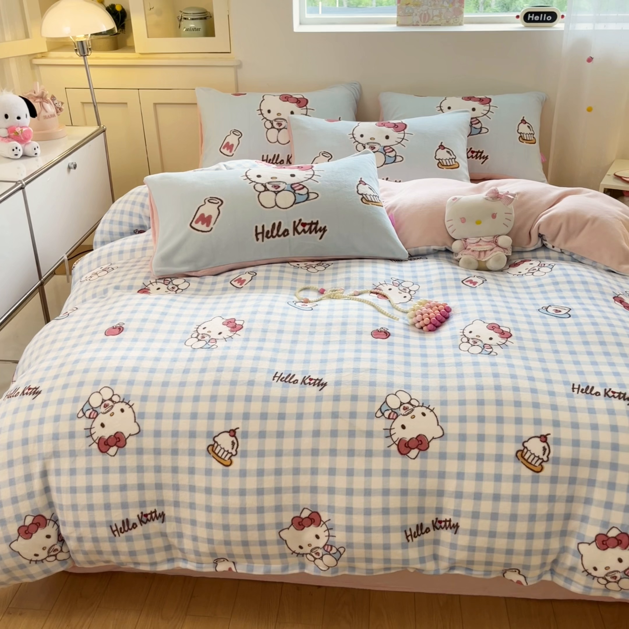 91家纺网 家纺一手货源 找家纺 金爱家 2025新品正版三丽鸥授权Kitty数码大版枕套混搭卡通加厚高克重牛奶绒系列四件 绒三丽鸥-混搭蓝甜心KT
