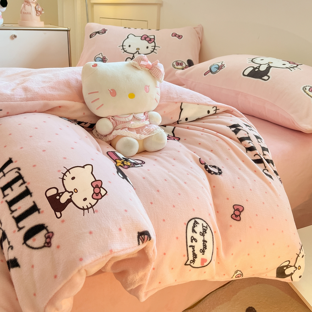 91家纺网 家纺一手货源 找家纺 金爱家 2025新品正版三丽鸥授权Kitty数码大版枕套混搭卡通加厚高克重牛奶绒系列四件 绒三丽鸥-混搭美美KT