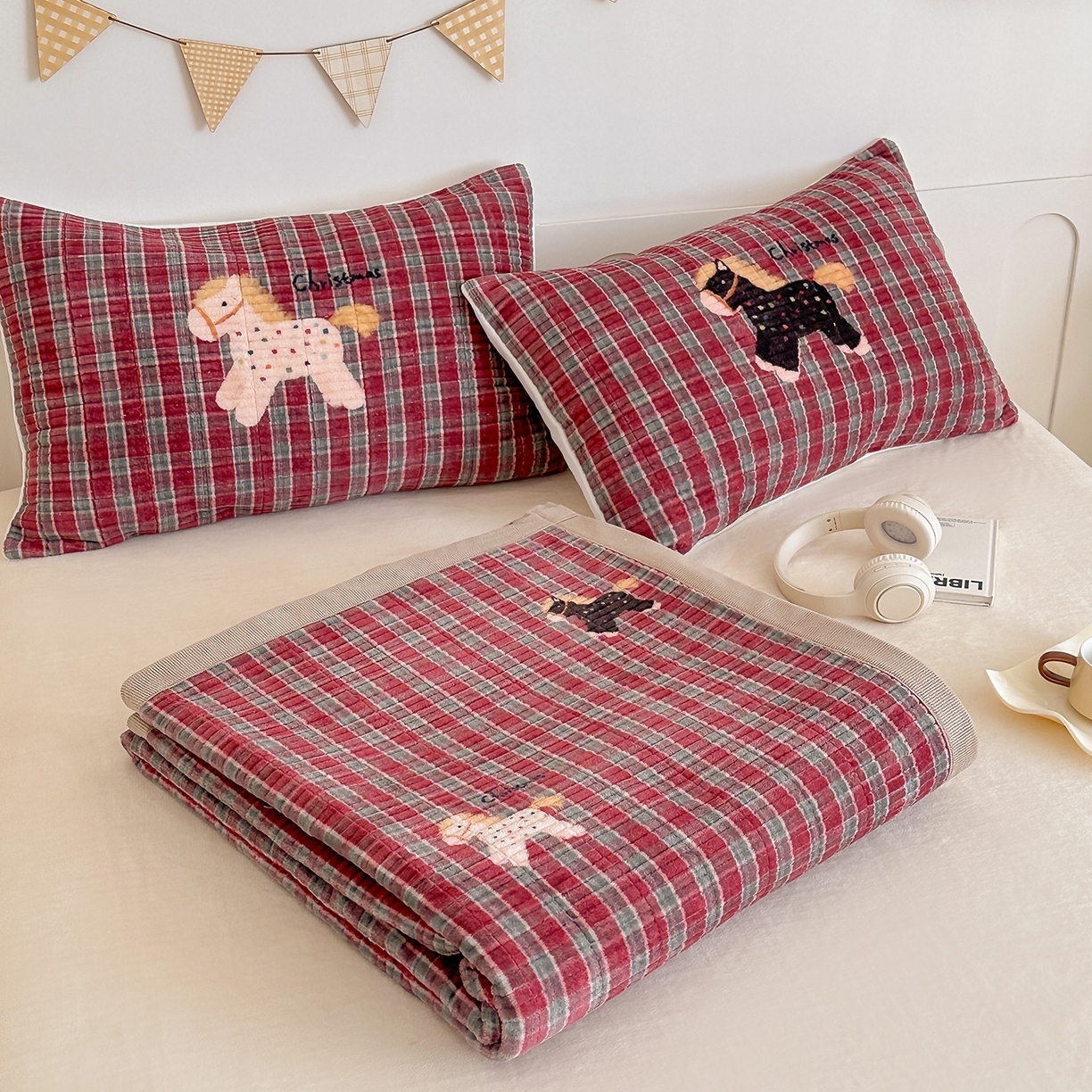 91家纺网 家纺一手货源 找家纺 （总）RYB红黄兰 2025新款设计师原创数码印花牛奶绒夹棉床盖三件套