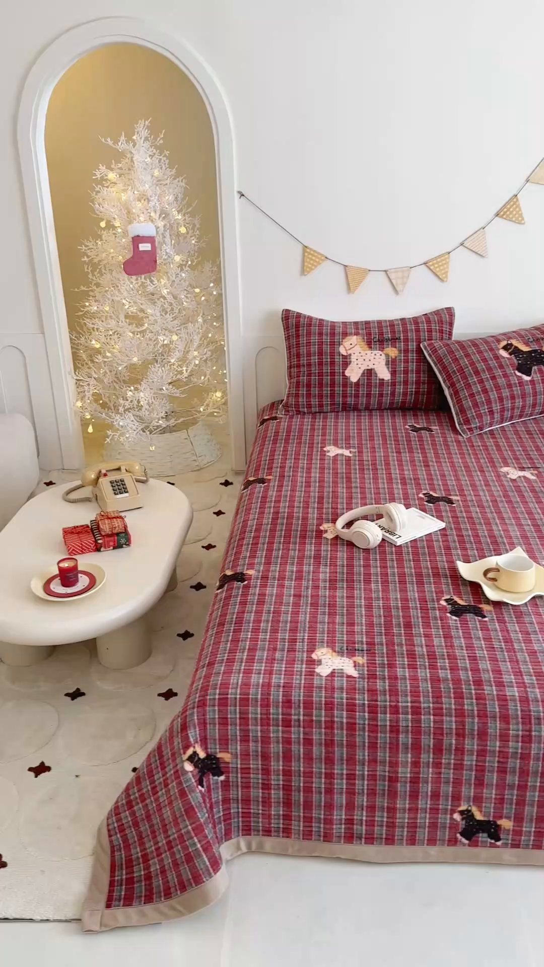 91家纺网 家纺一手货源 找家纺 （总）RYB红黄兰 2025新款设计师原创数码印花牛奶绒夹棉床盖三件套