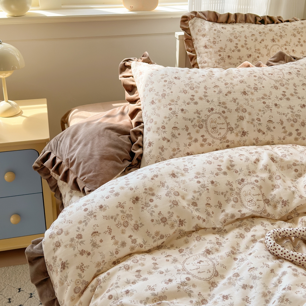 91家纺网 家纺一手货源 找家纺 淑女公社家纺 2025秋冬新款纯棉双层纱加韩国绒四件套 花园秘兔 咖