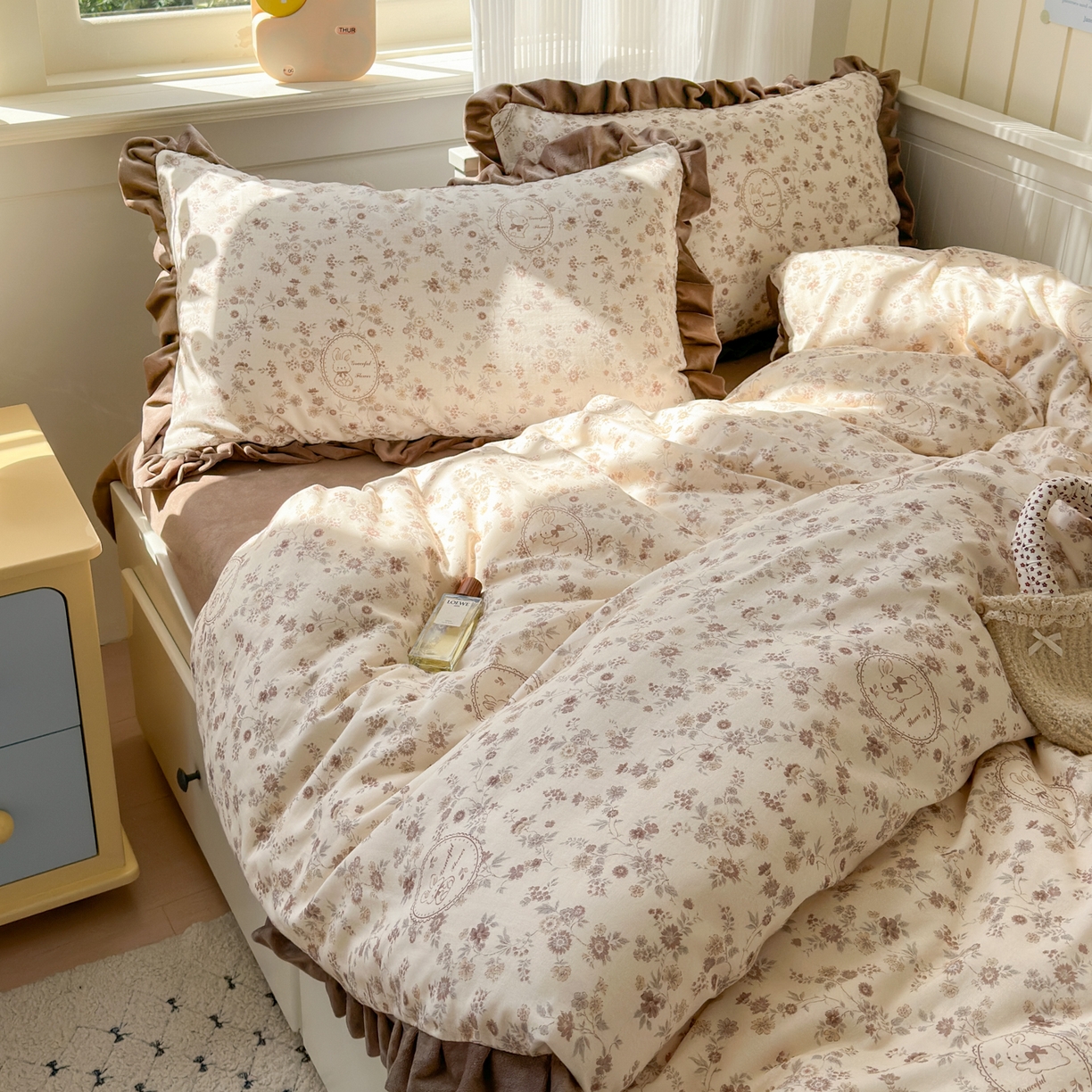 91家纺网 家纺一手货源 找家纺 淑女公社家纺 2025秋冬新款纯棉双层纱加韩国绒四件套 花园秘兔 咖