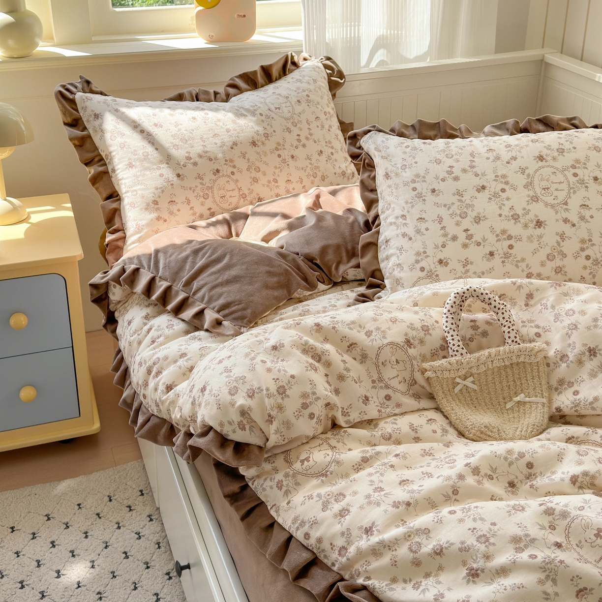 91家纺网 家纺一手货源 找家纺 淑女公社家纺 2025秋冬新款纯棉双层纱加韩国绒四件套 花园秘兔 咖