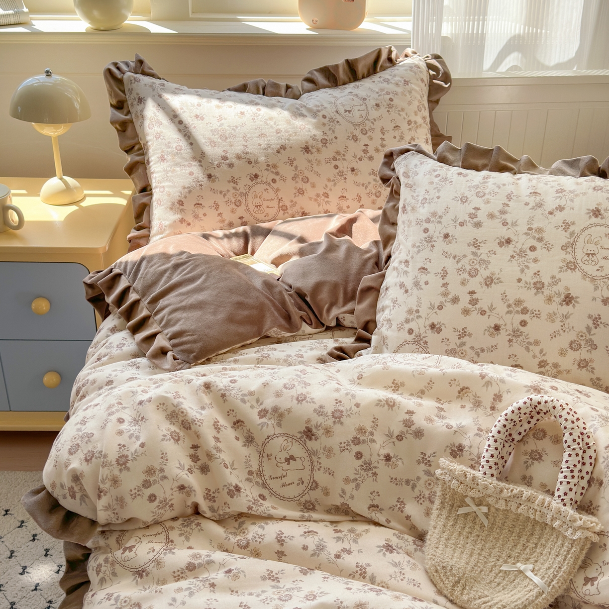 91家纺网 家纺一手货源 找家纺 淑女公社家纺 2025秋冬新款纯棉双层纱加韩国绒四件套 花园秘兔 咖