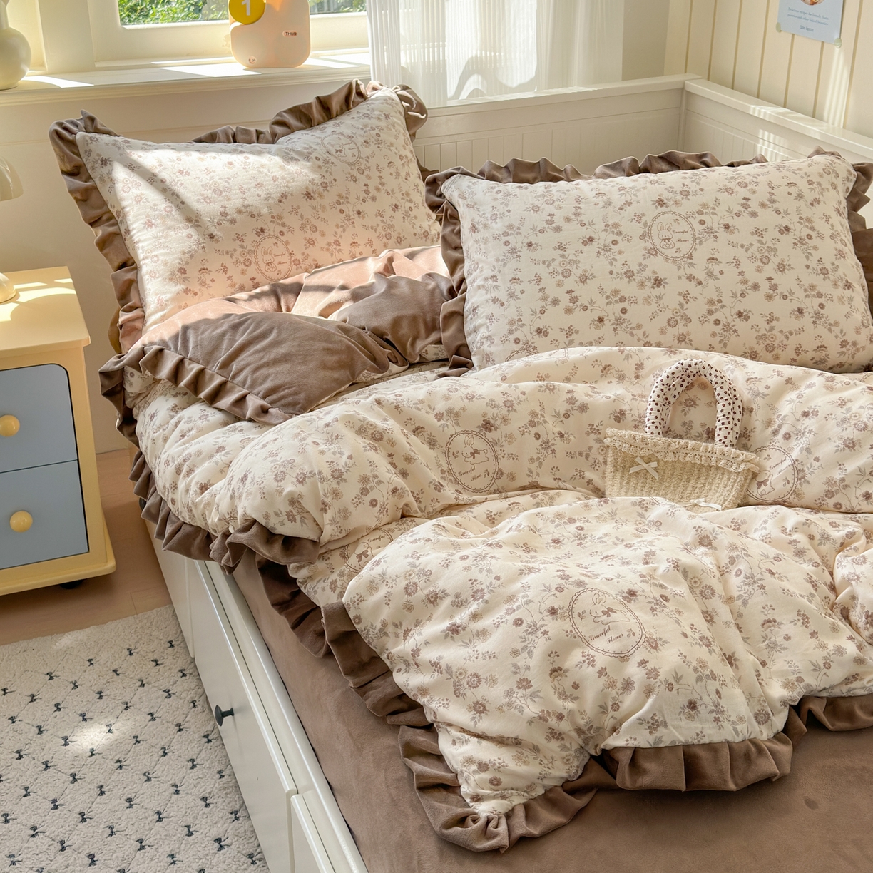 91家纺网 家纺一手货源 找家纺 淑女公社家纺 2025秋冬新款纯棉双层纱加韩国绒四件套 花园秘兔 咖