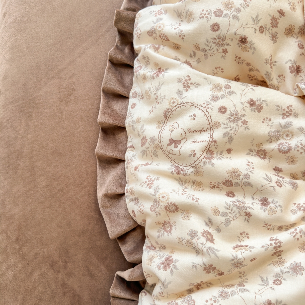 91家纺网 家纺一手货源 找家纺 淑女公社家纺 2025秋冬新款纯棉双层纱加韩国绒四件套 花园秘兔 咖