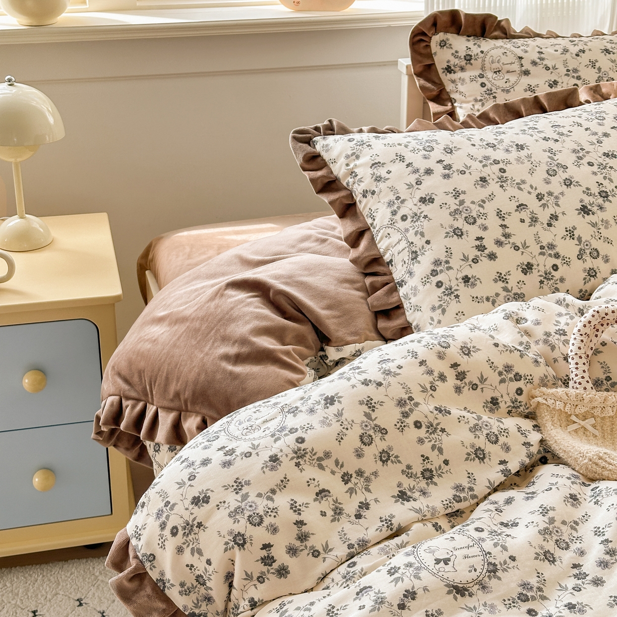 91家纺网 家纺一手货源 找家纺 淑女公社家纺 2025秋冬新款纯棉双层纱加韩国绒四件套 花园秘兔灰