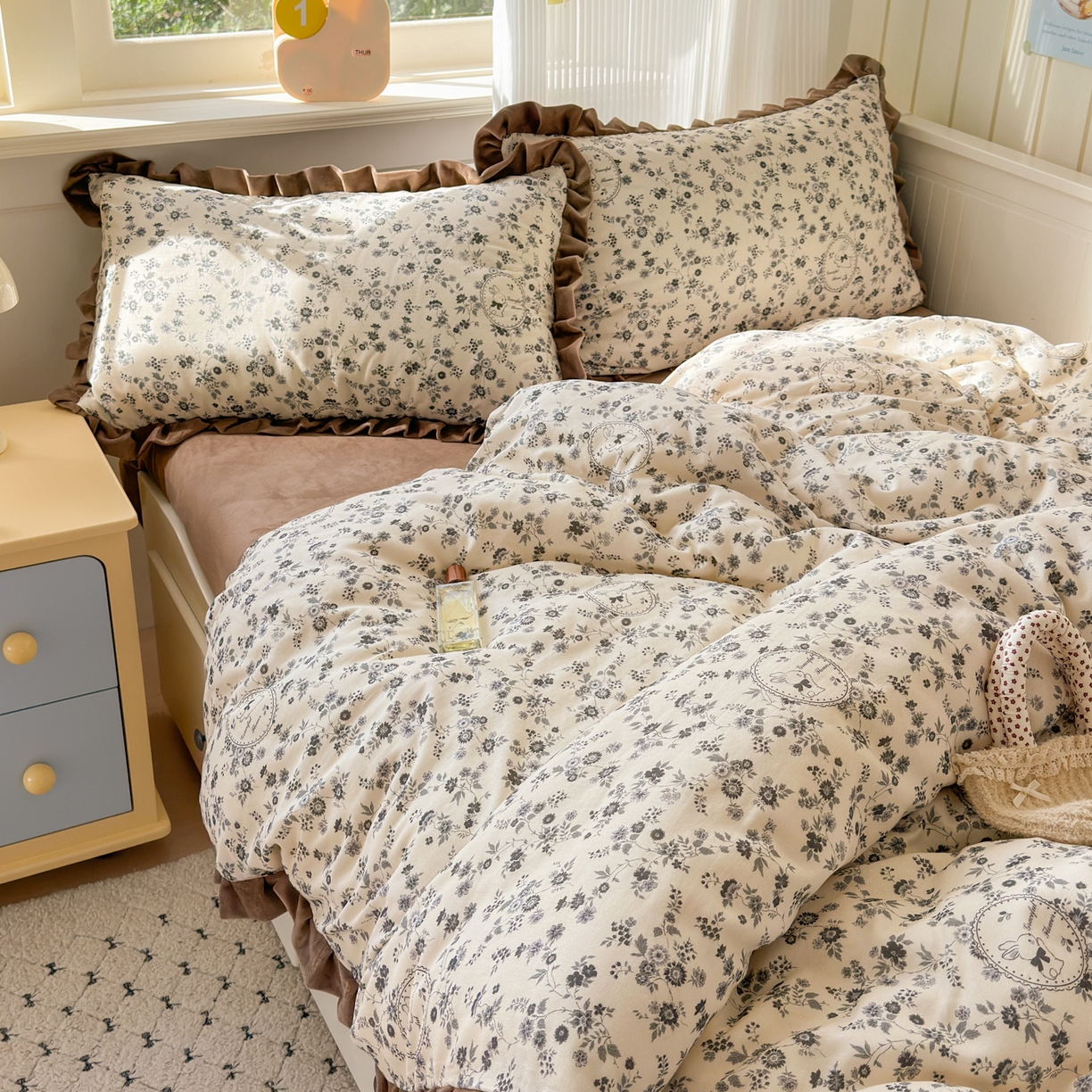 91家纺网 家纺一手货源 找家纺 淑女公社家纺 2025秋冬新款纯棉双层纱加韩国绒四件套 花园秘兔灰