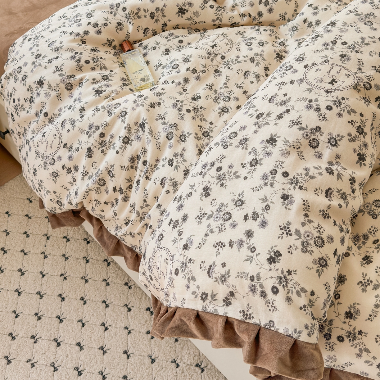 91家纺网 家纺一手货源 找家纺 淑女公社家纺 2025秋冬新款纯棉双层纱加韩国绒四件套 花园秘兔灰