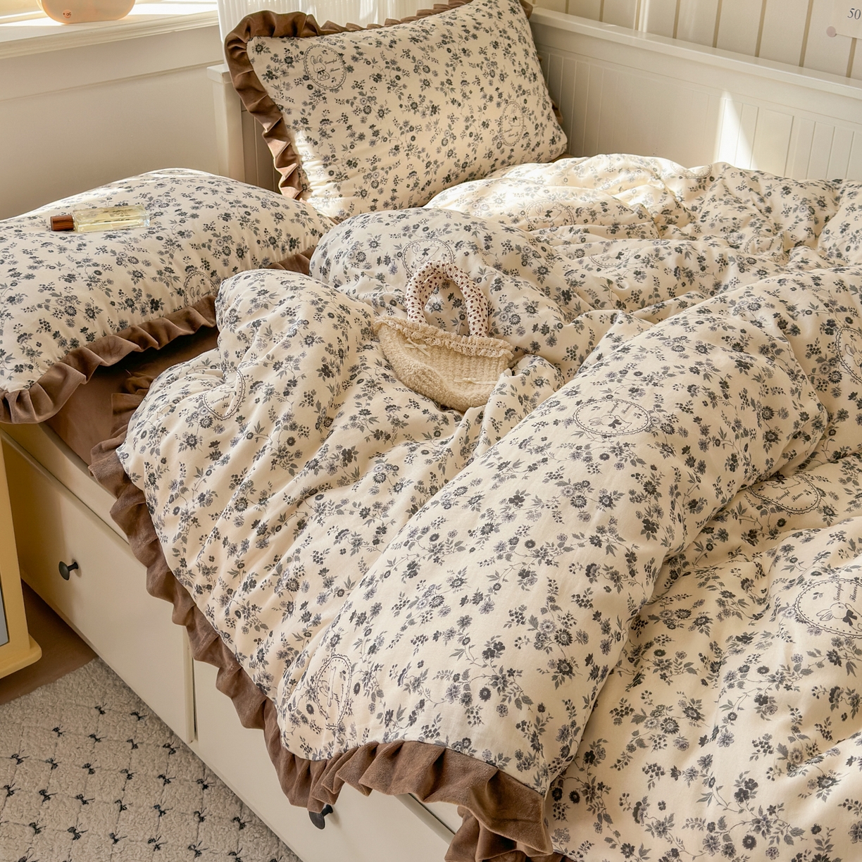 91家纺网 家纺一手货源 找家纺 淑女公社家纺 2025秋冬新款纯棉双层纱加韩国绒四件套 花园秘兔灰