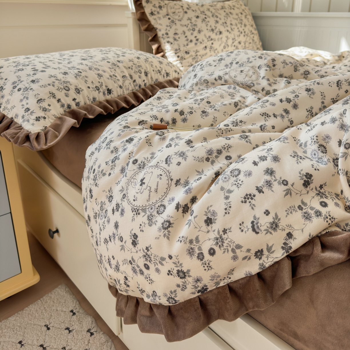 91家纺网 家纺一手货源 找家纺 淑女公社家纺 2025秋冬新款纯棉双层纱加韩国绒四件套 花园秘兔灰