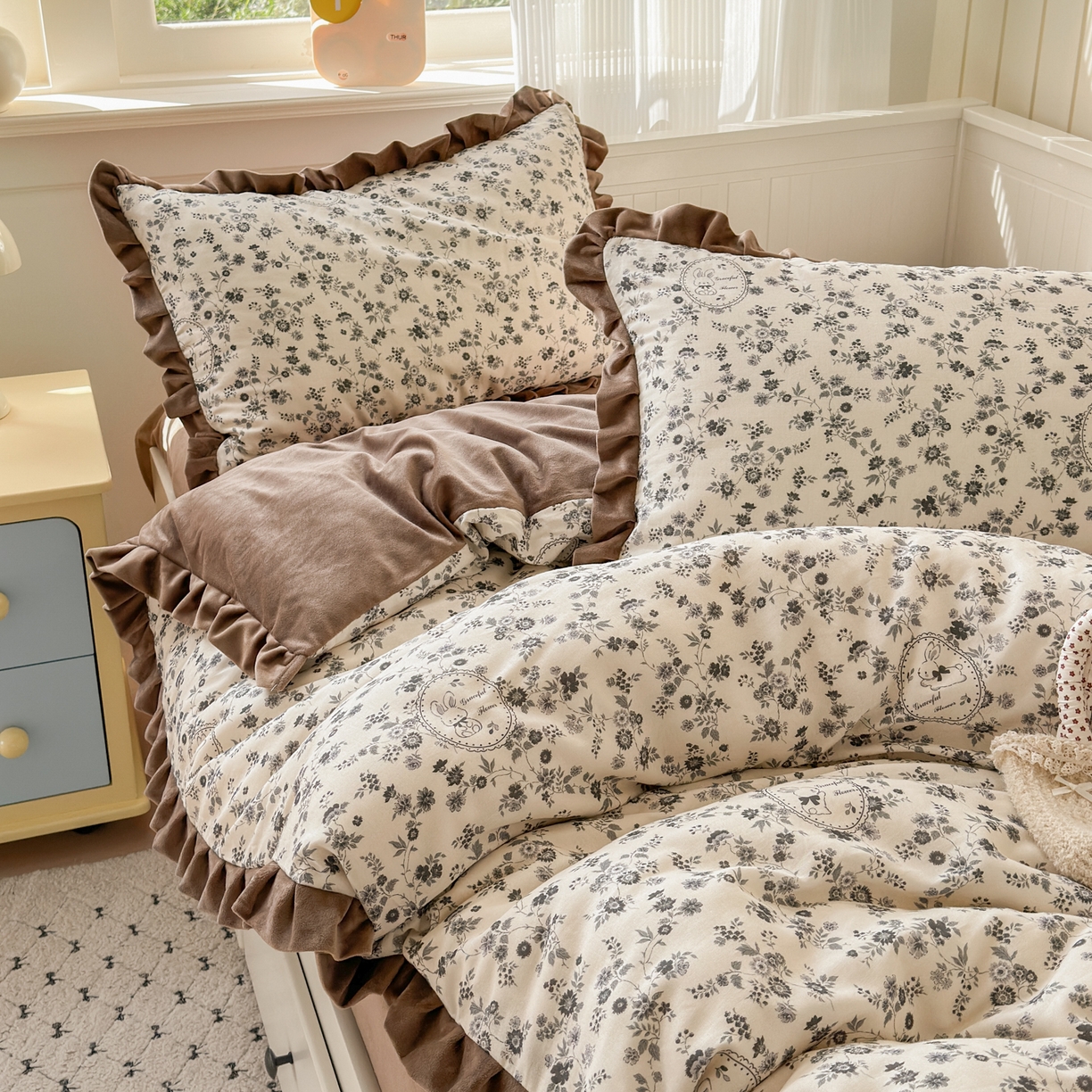 91家纺网 家纺一手货源 找家纺 淑女公社家纺 2025秋冬新款纯棉双层纱加韩国绒四件套 花园秘兔灰