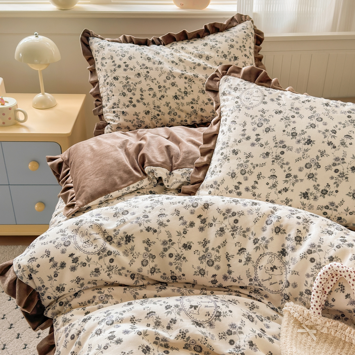 91家纺网 家纺一手货源 找家纺 淑女公社家纺 2025秋冬新款纯棉双层纱加韩国绒四件套 花园秘兔灰