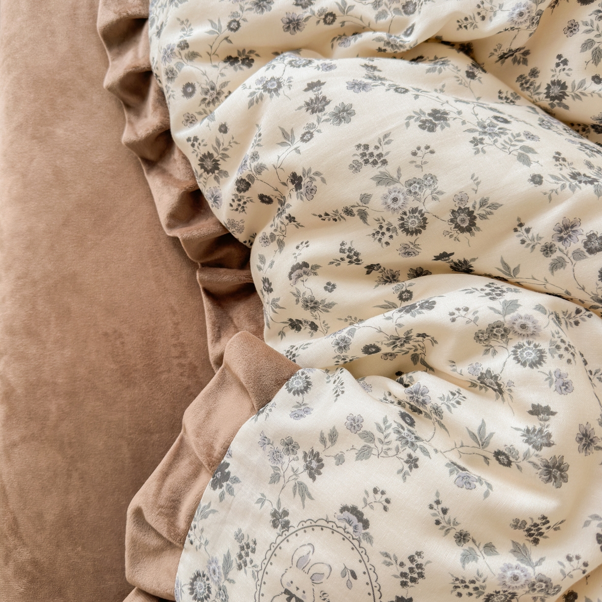 91家纺网 家纺一手货源 找家纺 淑女公社家纺 2025秋冬新款纯棉双层纱加韩国绒四件套 花园秘兔灰