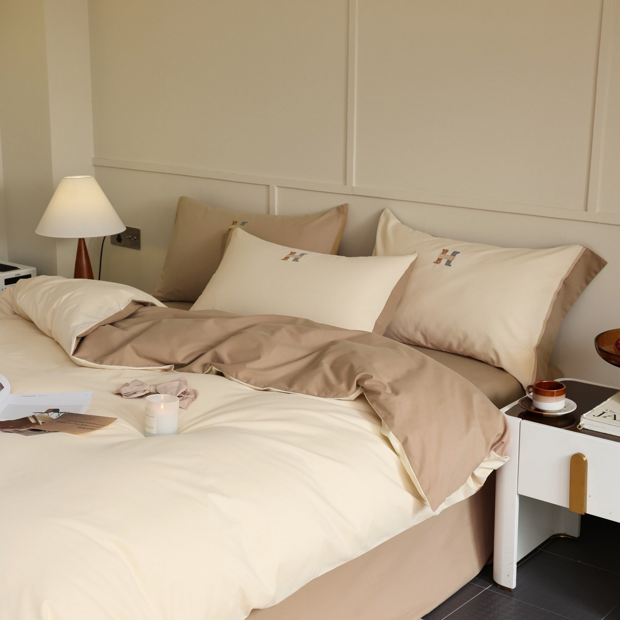 91家纺网 家纺一手货源 找家纺 初拾 2025新款全棉磨毛小资系列绣花四件套-纽约日报（控价不低于368元 会员减 20） 纽约日报-燕麦拿铁