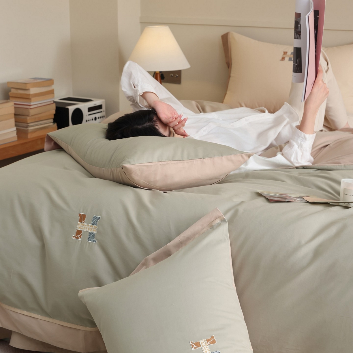 91家纺网 家纺一手货源 找家纺 初拾 2025新款全棉磨毛小资系列绣花四件套-纽约日报（控价不低于368元 会员减 20） 纽约日报-抹茶慕斯