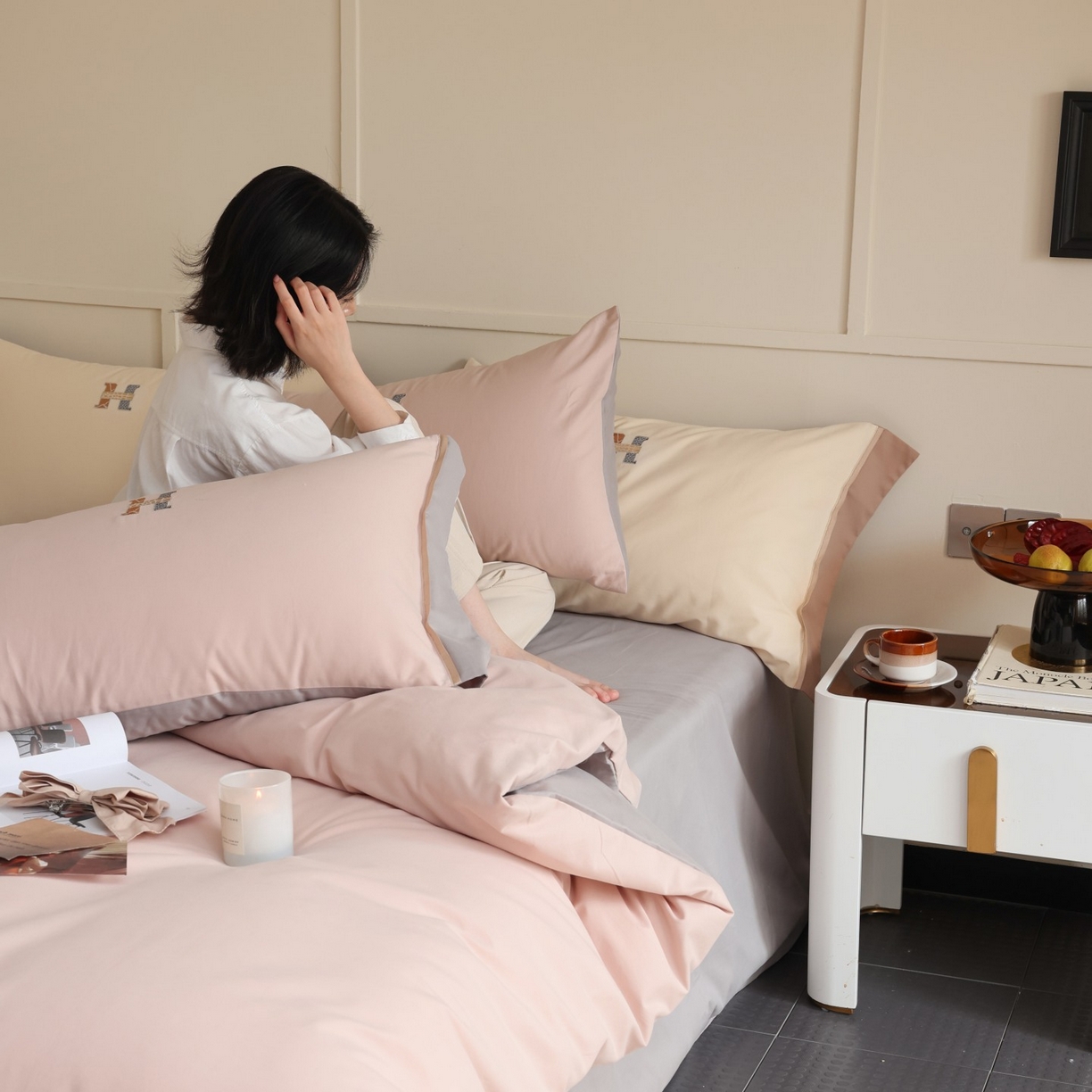 91家纺网 家纺一手货源 找家纺 初拾 2025新款全棉磨毛小资系列绣花四件套-纽约日报（控价不低于368元 会员减 20） 纽约日报-雾色柔莓