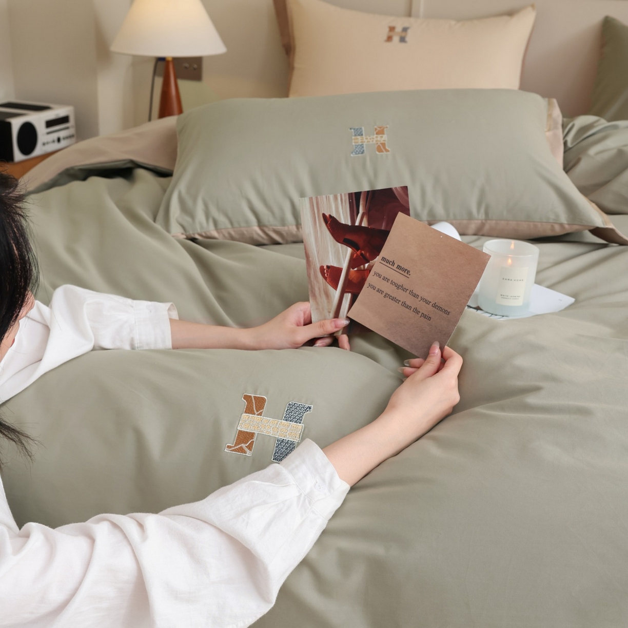 91家纺网 家纺一手货源 找家纺 初拾 2025新款全棉磨毛小资系列绣花四件套-纽约日报（控价不低于368元 会员减 20） 纽约日报-抹茶慕斯